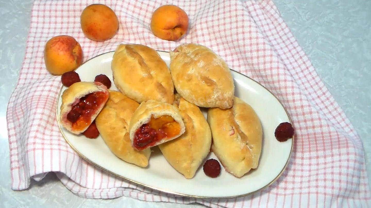 Шаг 8 приготовления Дрожжевые пирожки с абрикосами и малиной