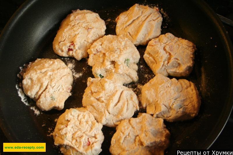 Шаг 9 приготовления Пышные сырники с манкой, курагой, изюмом и творогом