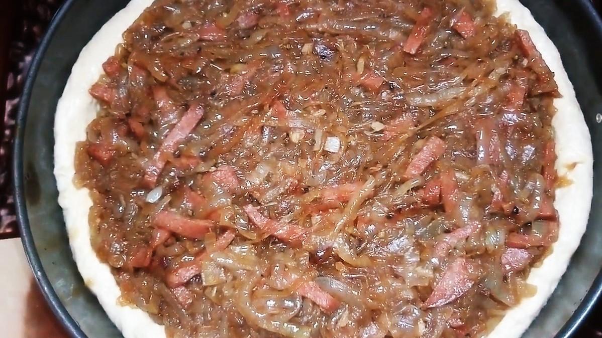 Шаг 2 приготовления Луковый открытый пирог с копченостями