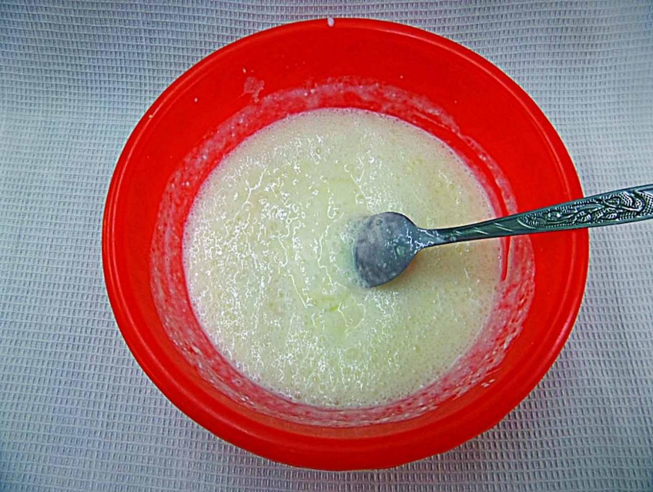 Шаг 5 приготовления Булочки с яйцами и зеленью на простокваше