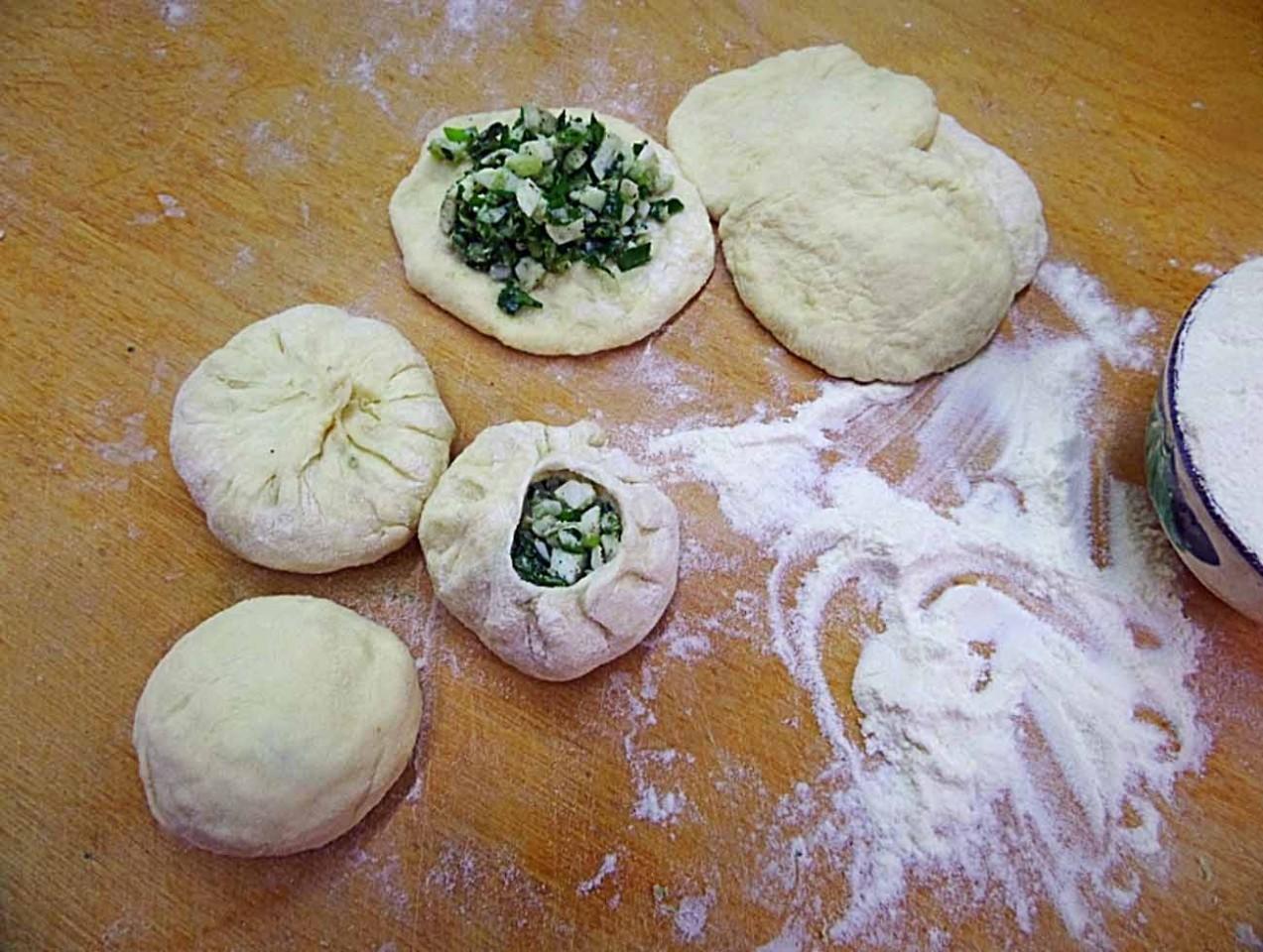Шаг 7 приготовления Булочки с яйцами и зеленью на простокваше