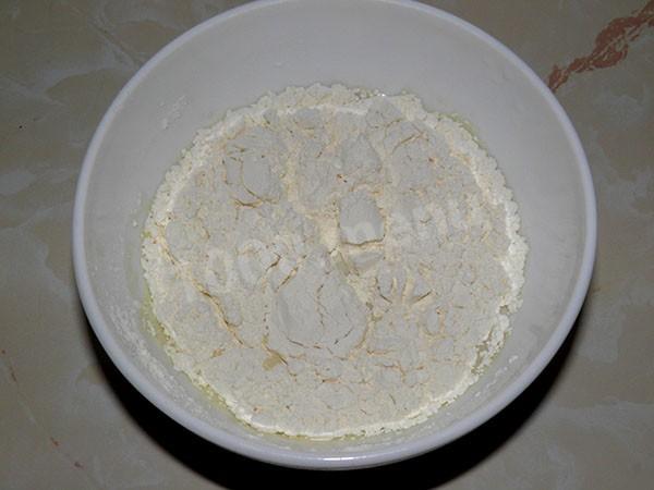 Шаг 4 приготовления Сдобные пирожки несладкие, яйца и лук в духовке