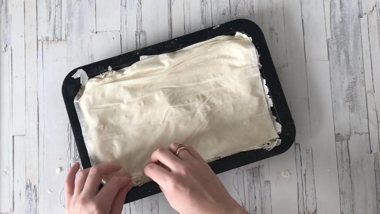 Шаг 7 приготовления Пирог из теста фило с рисом изюмом и сгущенкой