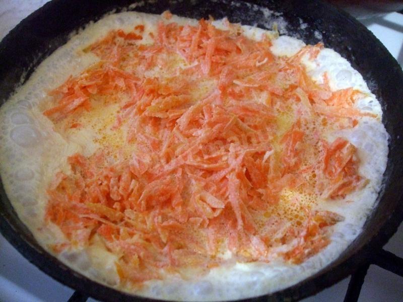 Шаг 4 приготовления Оладьи с морковкой и курагой