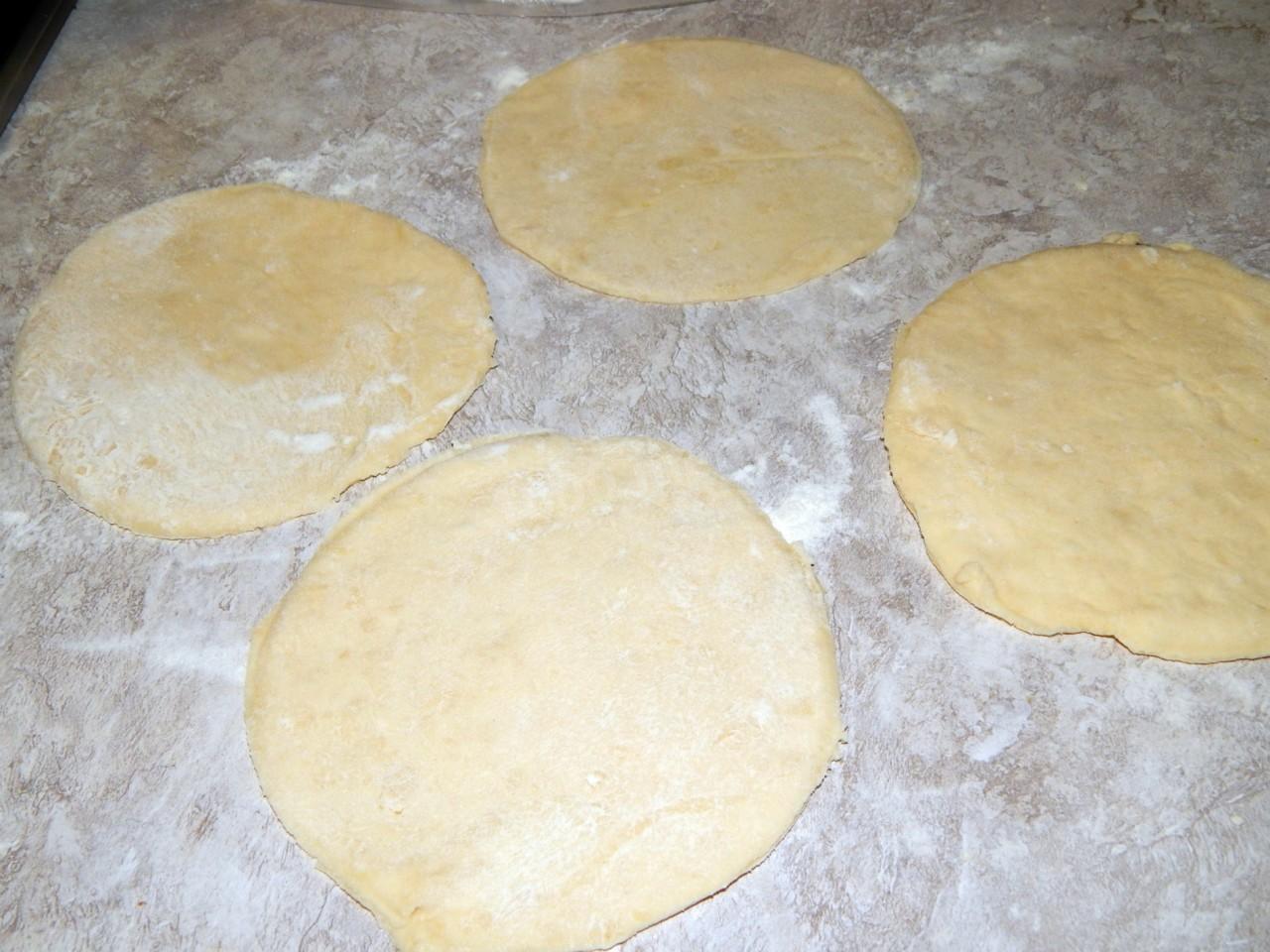 Шаг 6 приготовления Пирожки из дрожжевого сдобного теста с мясом и картошкой