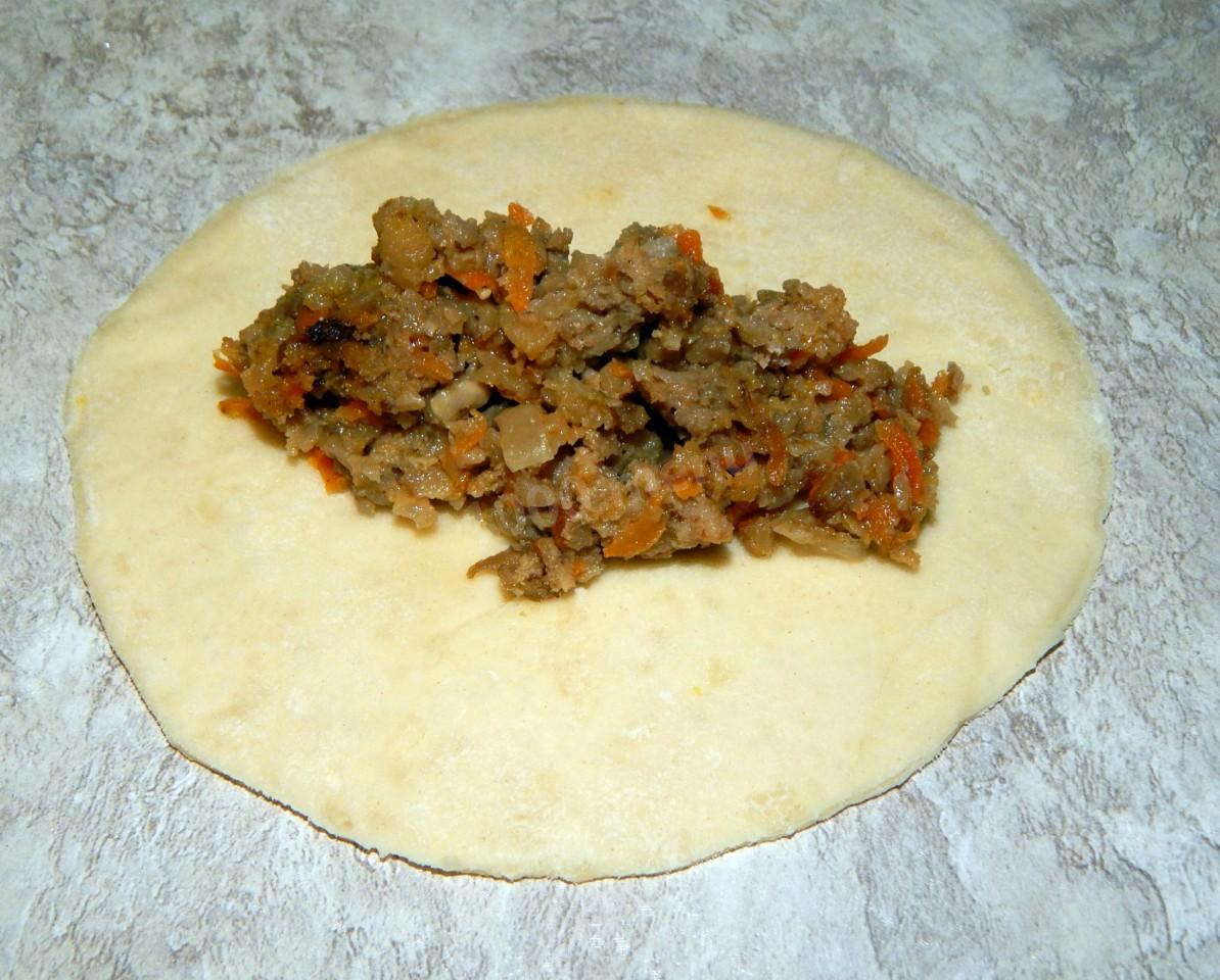 Шаг 7 приготовления Пирожки из дрожжевого сдобного теста с мясом и картошкой
