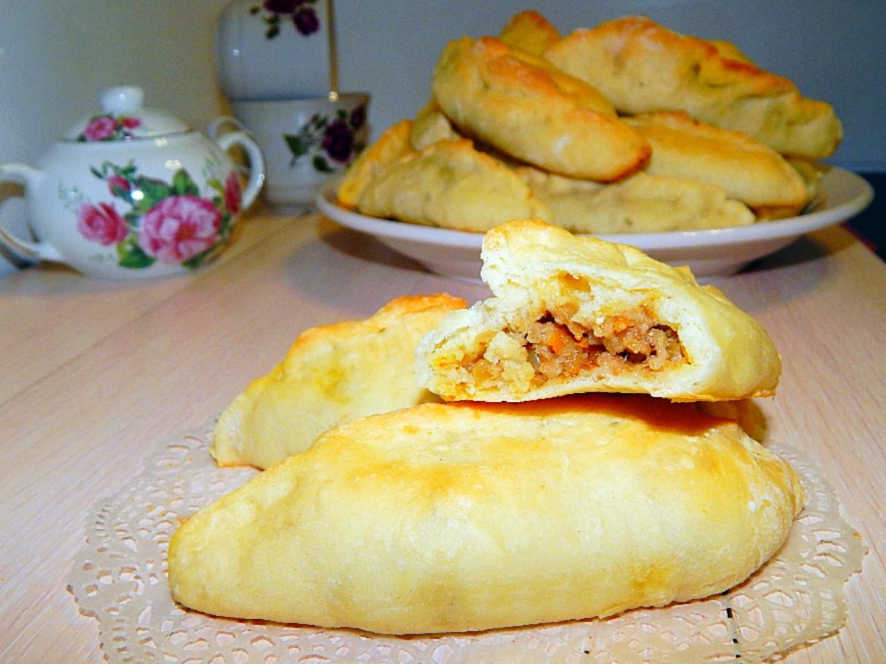 Обложка рецепта Пирожки из дрожжевого сдобного теста с мясом и картошкой