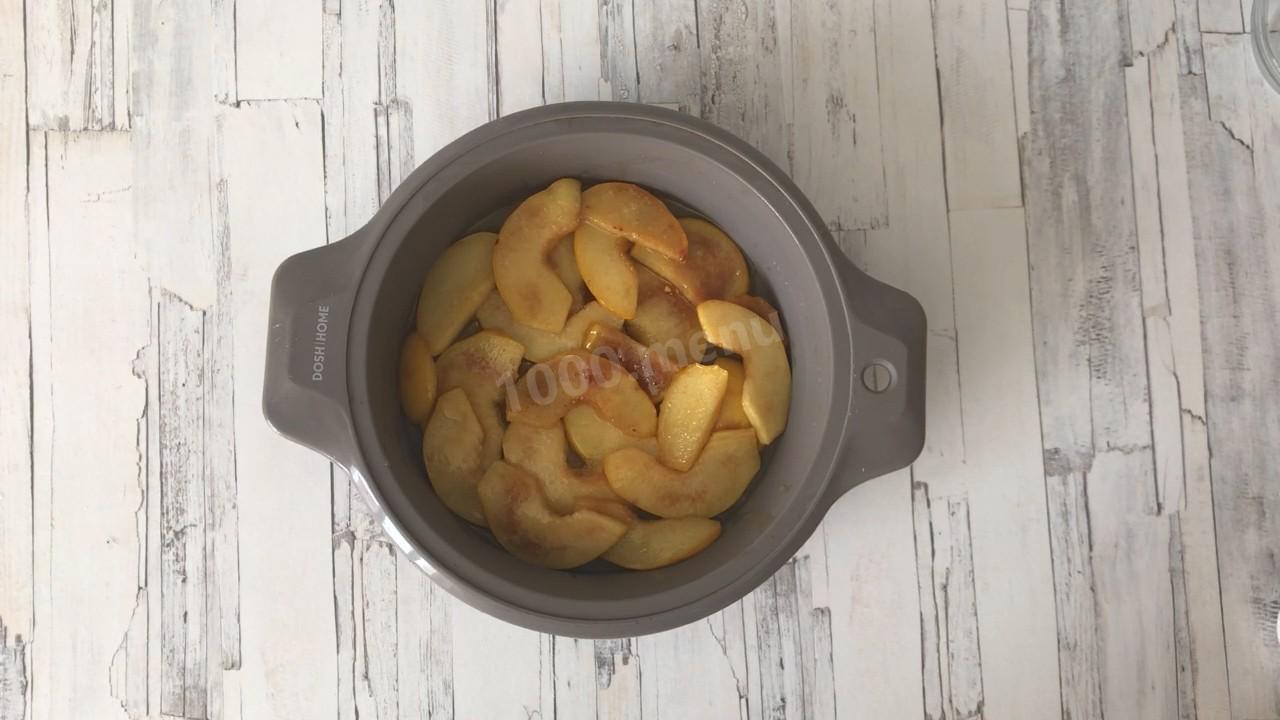 Шаг 4 приготовления Бисквитный пирог с айвой в карамели