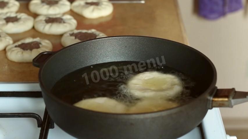 Шаг 11 приготовления Хрустящие беляши с мясом на дрожжевом тесте