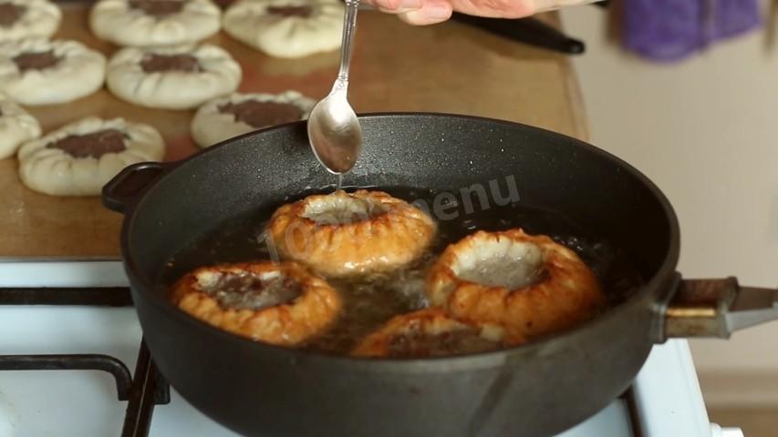 Шаг 12 приготовления Хрустящие беляши с мясом на дрожжевом тесте