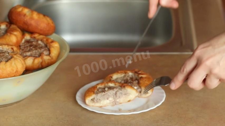 Шаг 13 приготовления Хрустящие беляши с мясом на дрожжевом тесте