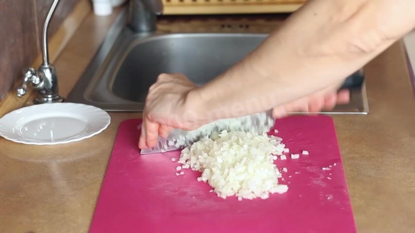 Шаг 5 приготовления Хрустящие беляши с мясом на дрожжевом тесте
