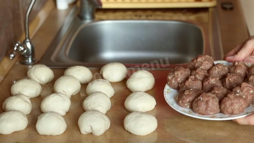 Шаг 9 приготовления Хрустящие беляши с мясом на дрожжевом тесте
