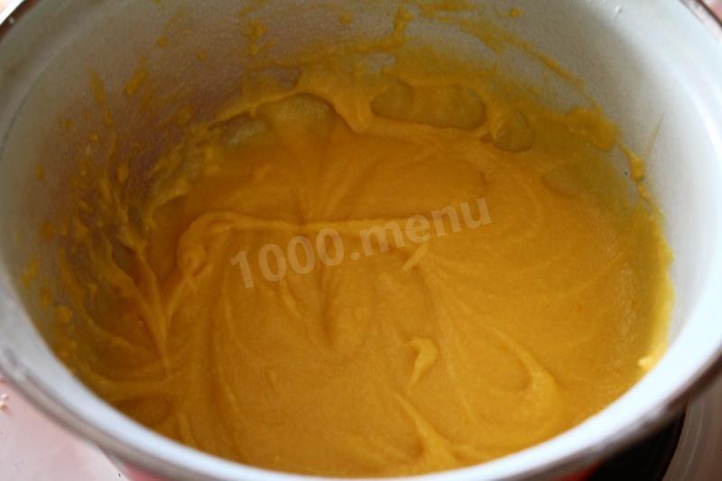 Шаг 7 приготовления Яблочный пирог со сгущенкой