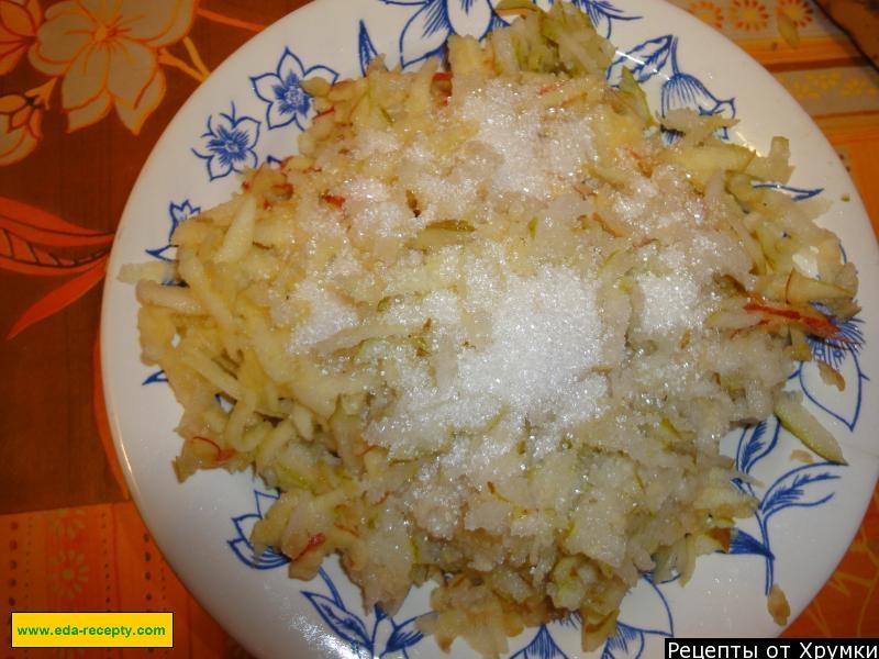 Шаг 3 приготовления Тертый пирог с яблоками, грушами, бананами
