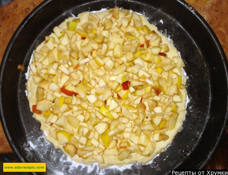 Шаг 5 приготовления Песочный яблочный ореховый пирог с орехами, изюмом и яблоками