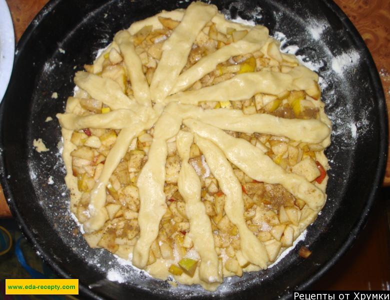 Шаг 6 приготовления Песочный яблочный ореховый пирог с орехами, изюмом и яблоками