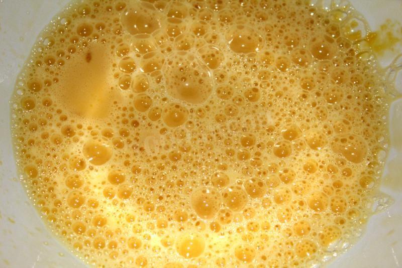 Шаг 3 приготовления Оладьи пышные с вишней на молоке
