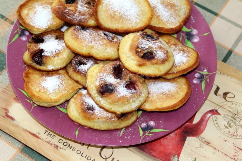 Шаг 7 приготовления Оладьи пышные с вишней на молоке