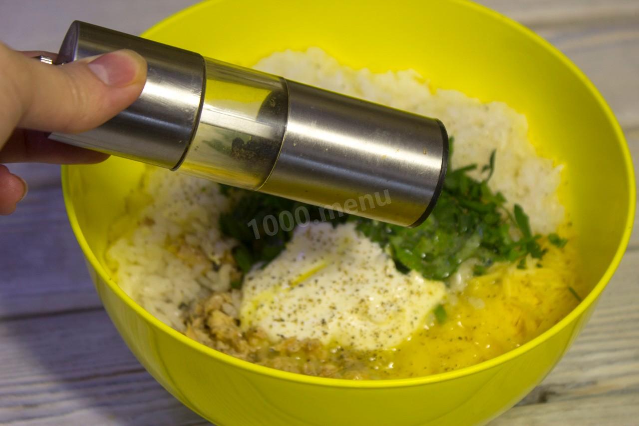 Шаг 16 приготовления Пирог с рыбными консервами и рисом