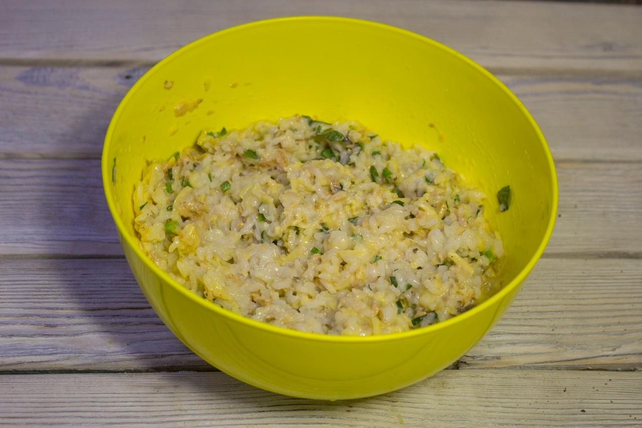 Шаг 18 приготовления Пирог с рыбными консервами и рисом