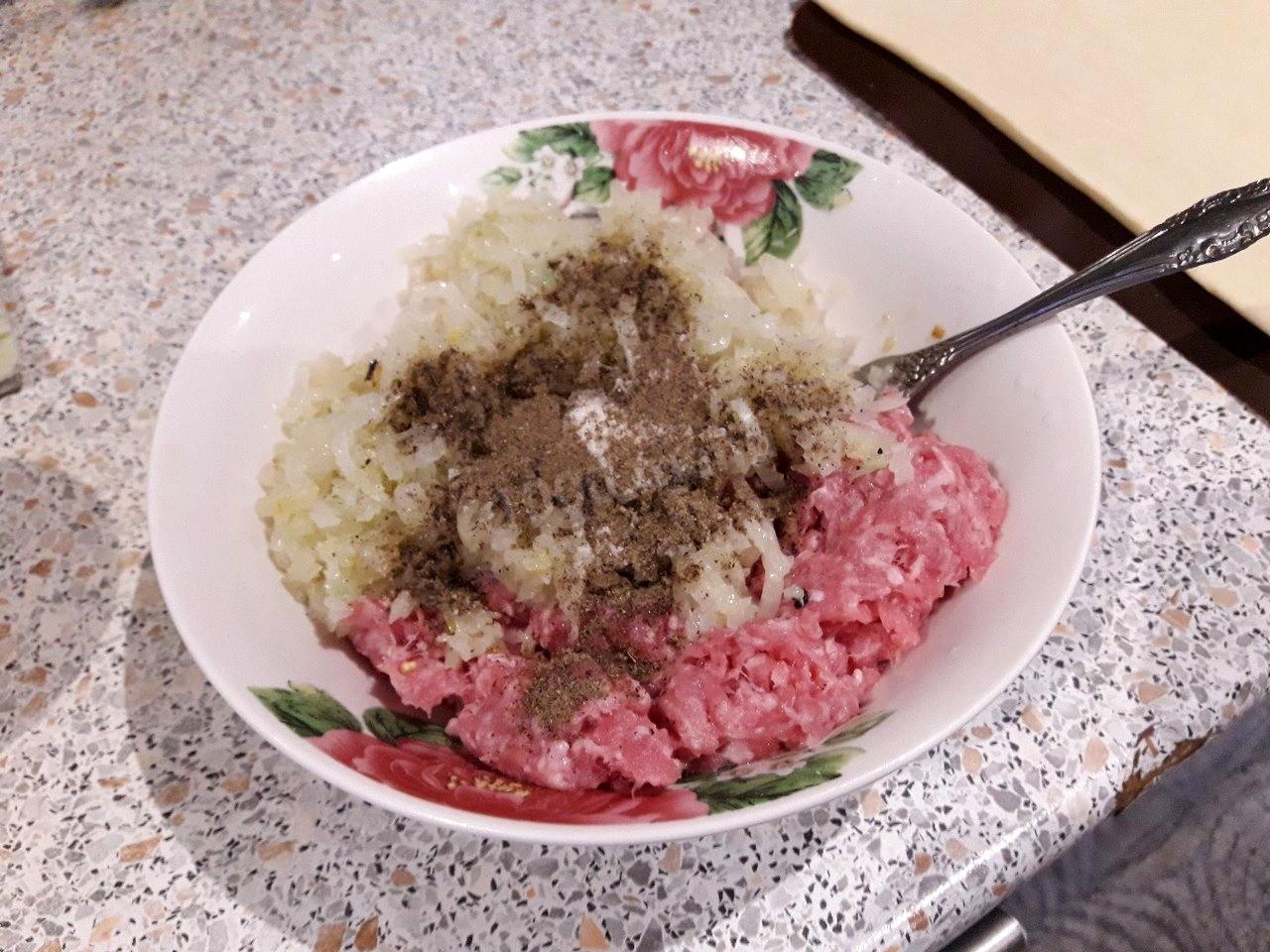 Шаг 1 приготовления Мясной пирог с яйцом внутри