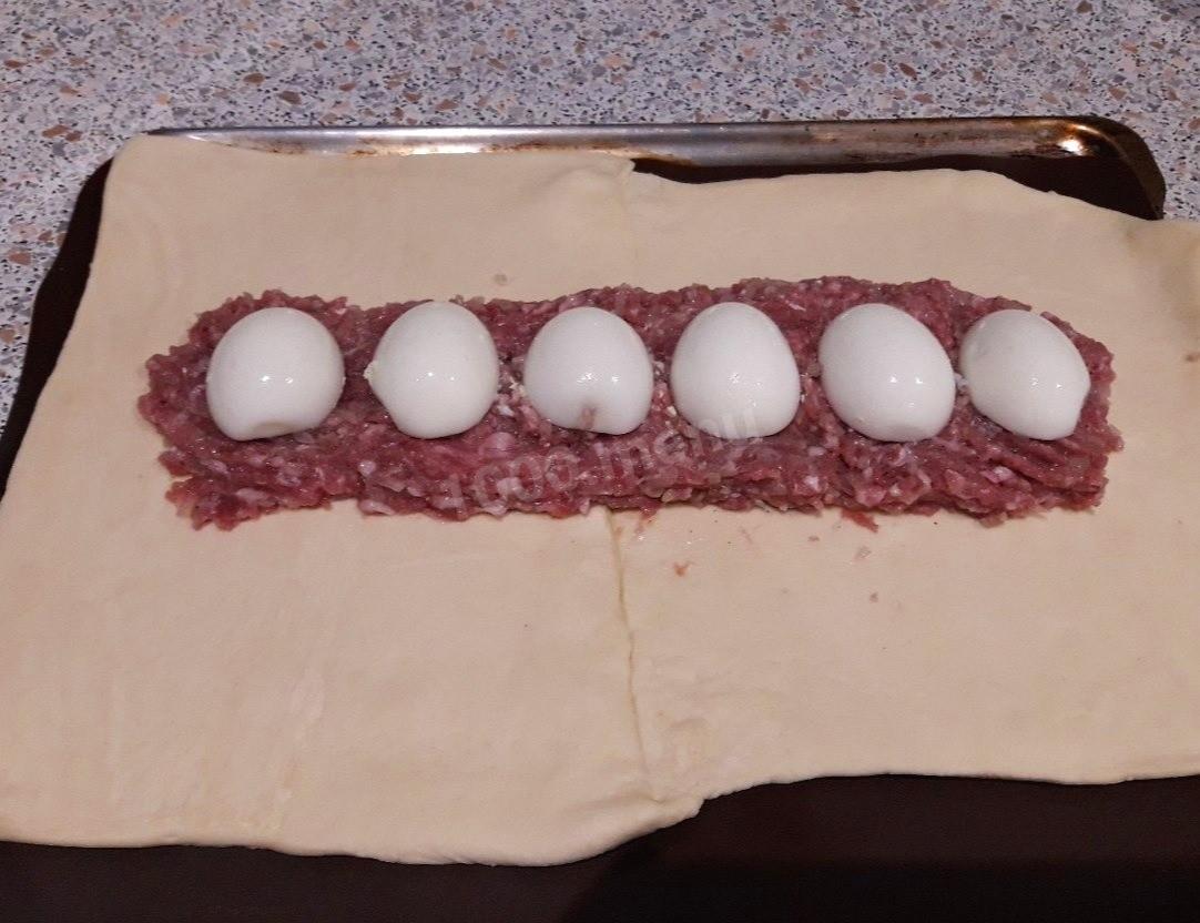 Шаг 2 приготовления Мясной пирог с яйцом внутри