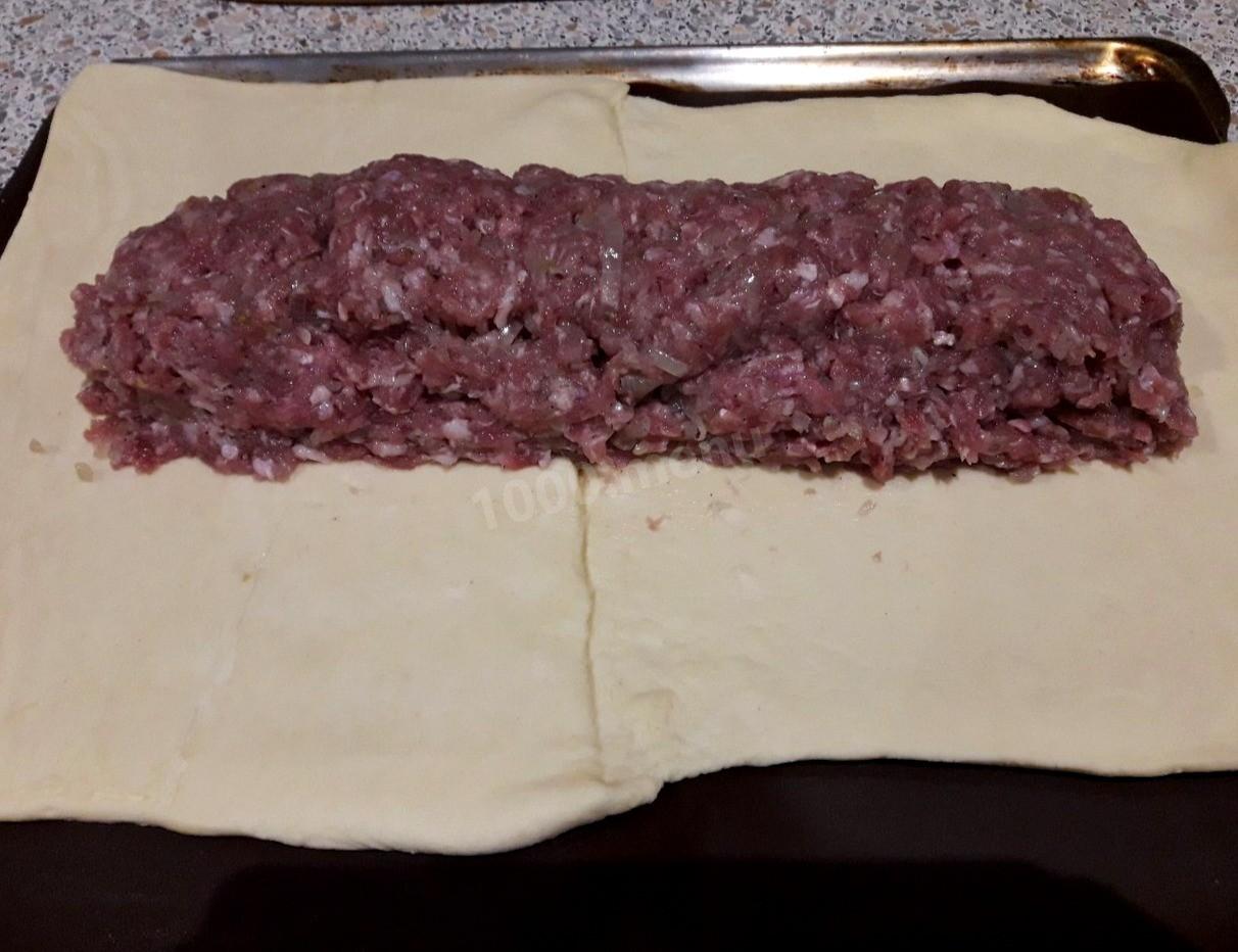 Шаг 3 приготовления Мясной пирог с яйцом внутри