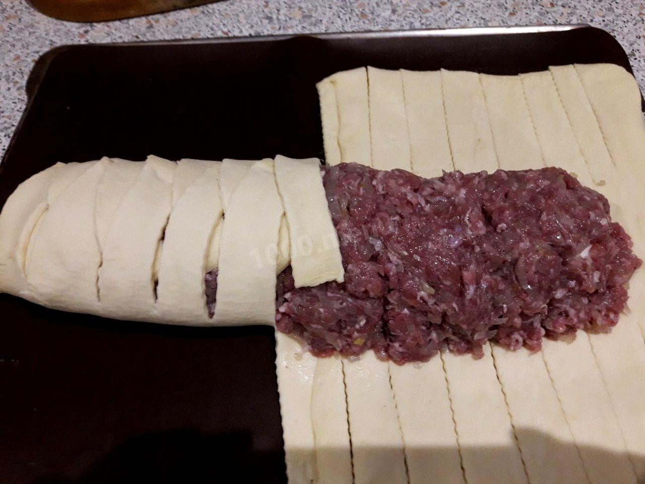Шаг 4 приготовления Мясной пирог с яйцом внутри