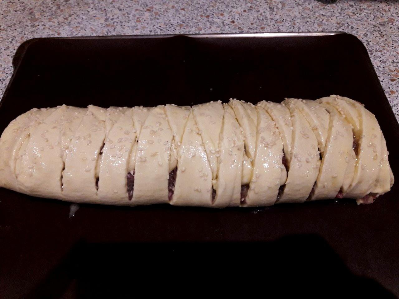 Шаг 5 приготовления Мясной пирог с яйцом внутри