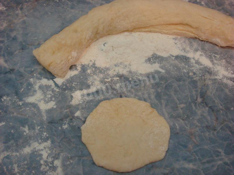 Шаг 4 приготовления Жареные пирожки с начинкой из квашеной и свежей капусты