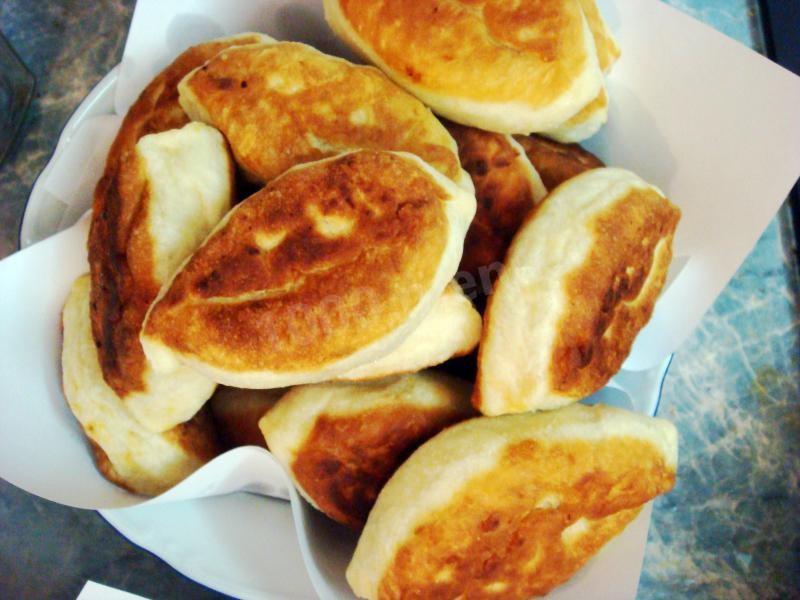 Шаг 8 приготовления Жареные пирожки с начинкой из квашеной и свежей капусты