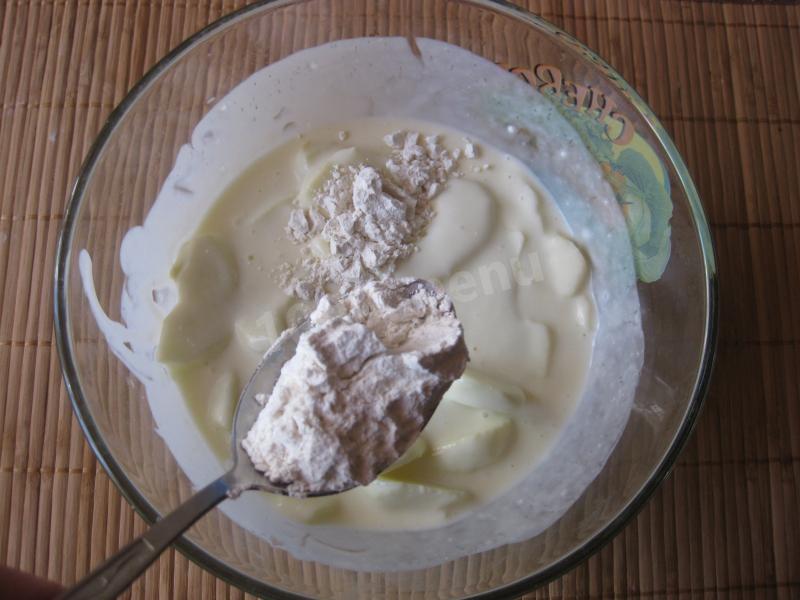 Шаг 10 приготовления Оладья из яблок на сметане