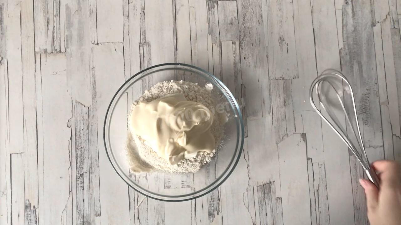 Шаг 4 приготовления Простой заливной пирог с капустой на сметане и майонезе