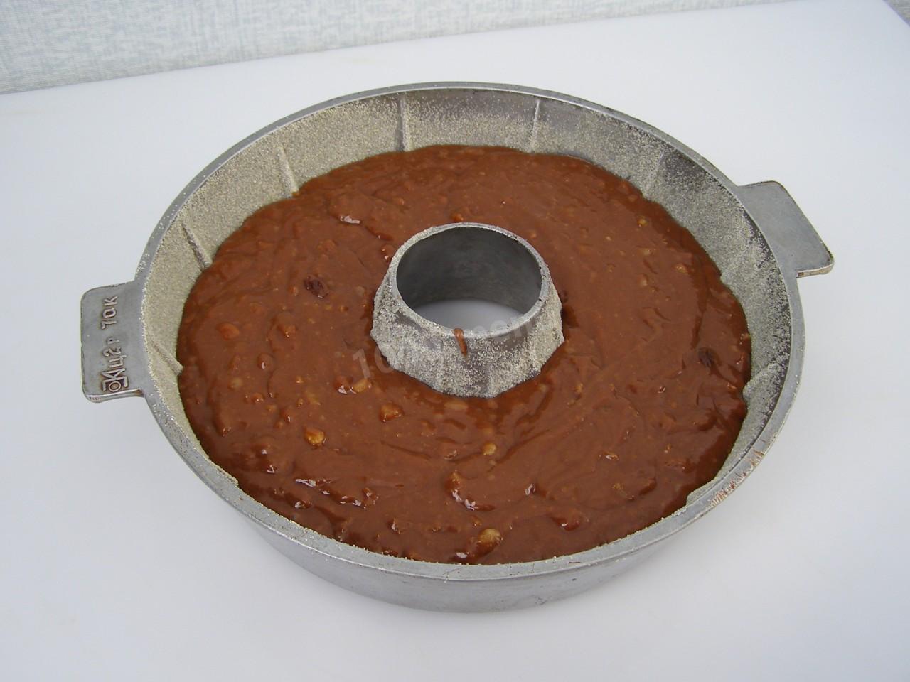 Шаг 10 приготовления Шоколадный кекс с изюмом и орехами