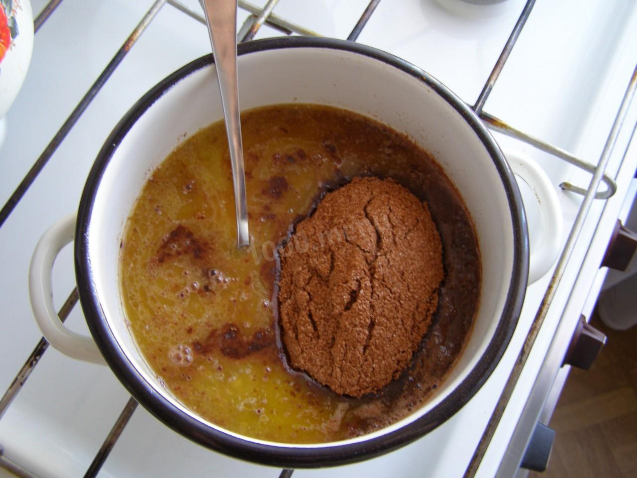 Шаг 5 приготовления Шоколадный кекс с изюмом и орехами