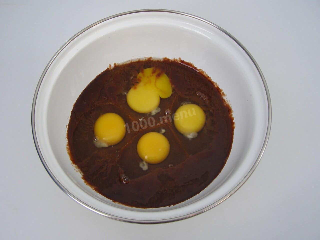Шаг 7 приготовления Шоколадный кекс с изюмом и орехами