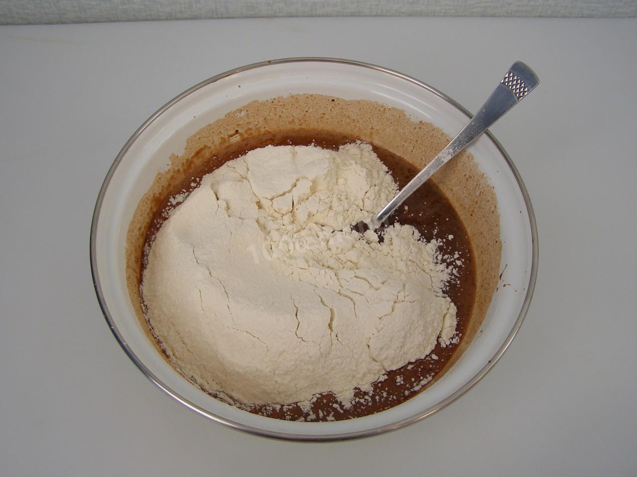 Шаг 8 приготовления Шоколадный кекс с изюмом и орехами