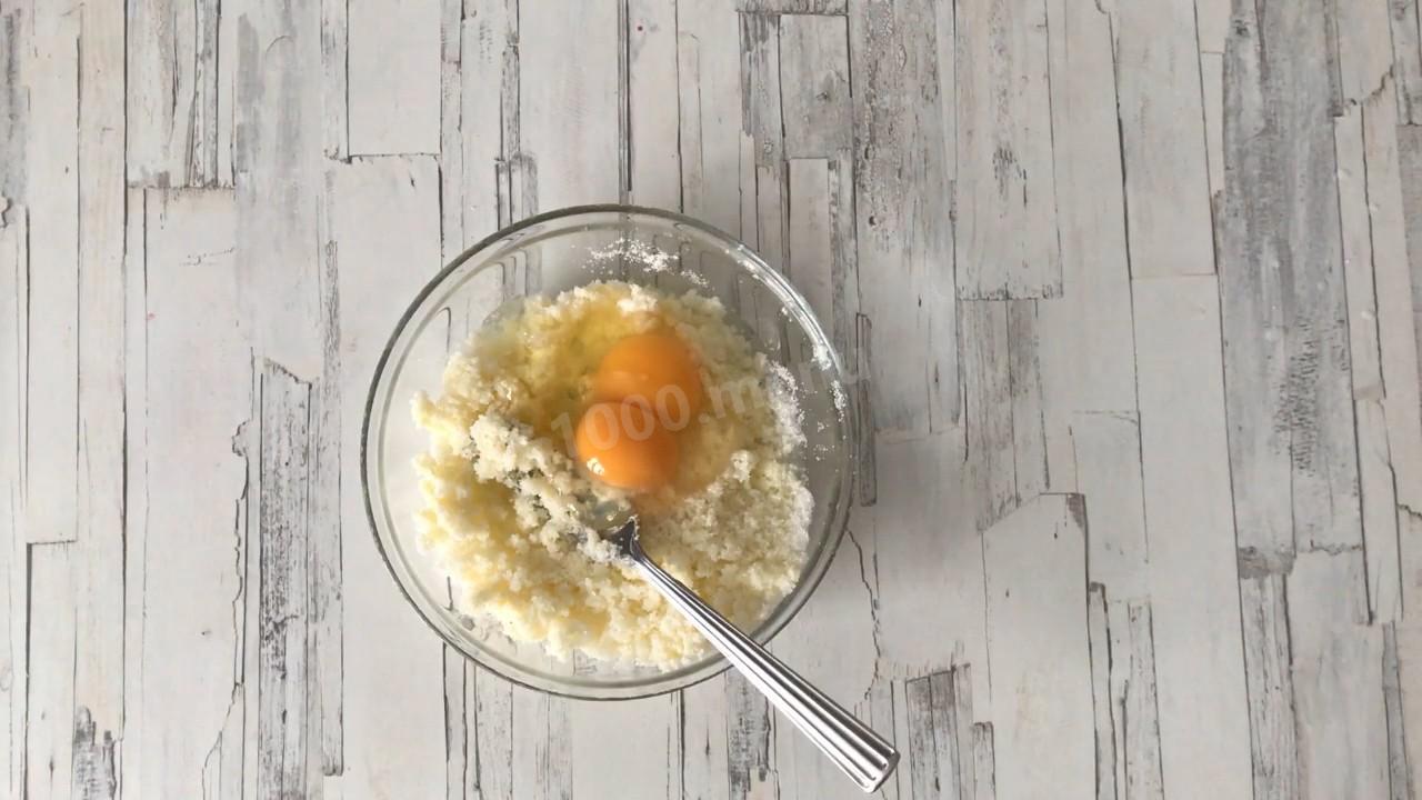 Шаг 4 приготовления Яблочный манник на кефире