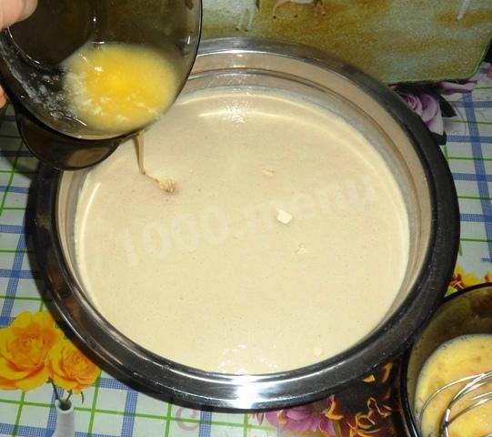 Шаг 5 приготовления Дрожжевые блины на маргарине и молоке