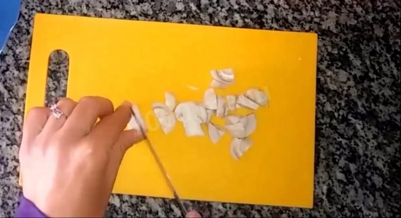 Шаг 1 приготовления Слойки с картофелем и грибами из слоеного теста