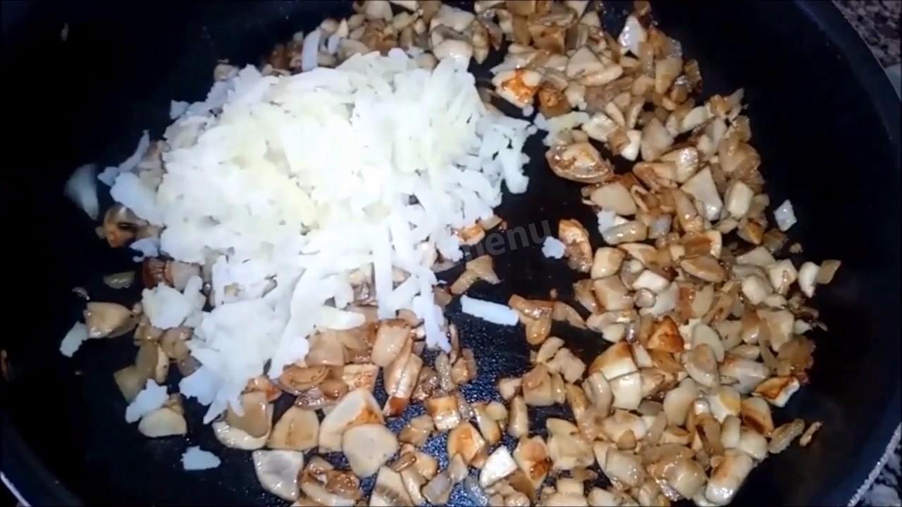 Шаг 3 приготовления Слойки с картофелем и грибами из слоеного теста