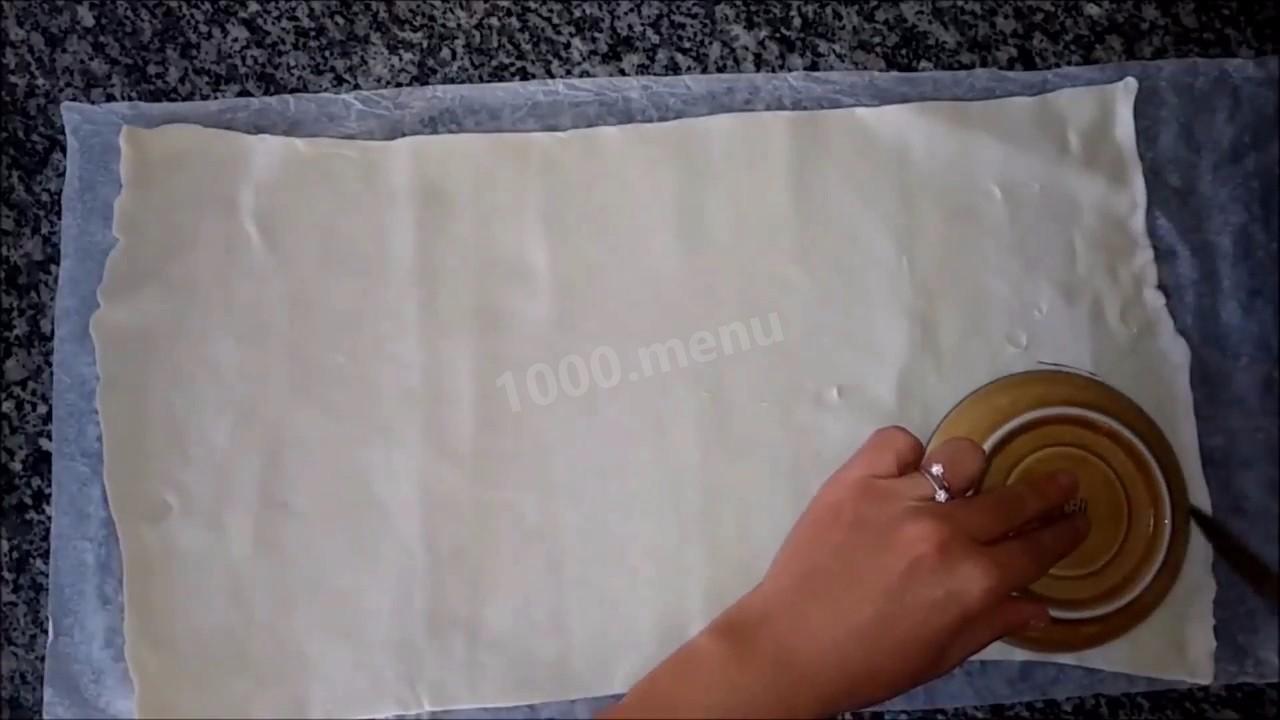 Шаг 5 приготовления Слойки с картофелем и грибами из слоеного теста