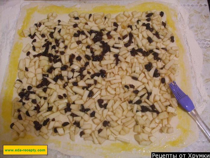 Шаг 10 приготовления Яблочный слоеный пирог с изюмом и корицей