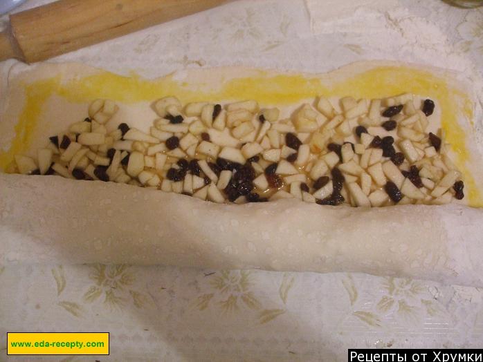 Шаг 11 приготовления Яблочный слоеный пирог с изюмом и корицей