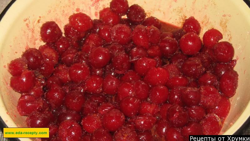 Шаг 5 приготовления Манный штрудель на маргарине с вишней