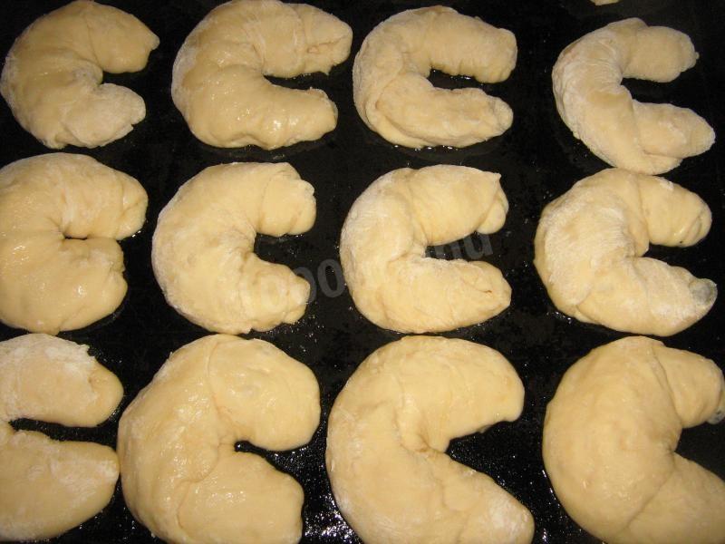 Шаг 7 приготовления Рогалики из дрожжевого теста рижские