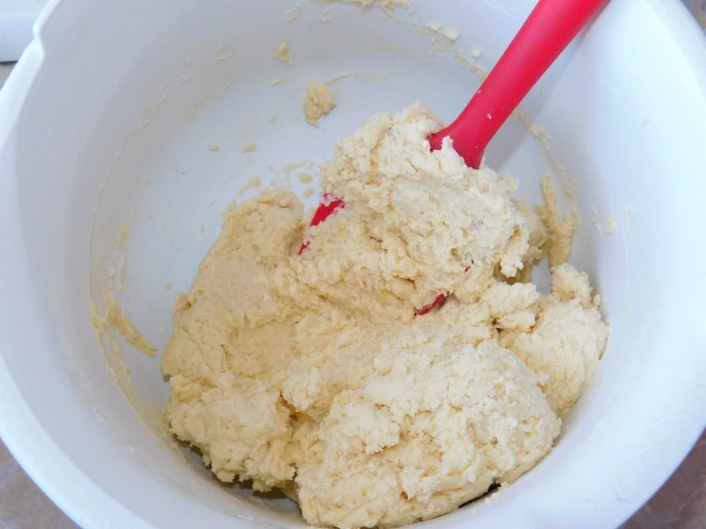 Шаг 3 приготовления Печенье рулетики на сметане с медом и орехами