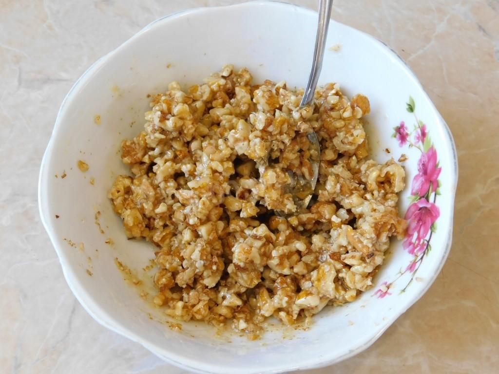 Шаг 6 приготовления Печенье рулетики на сметане с медом и орехами