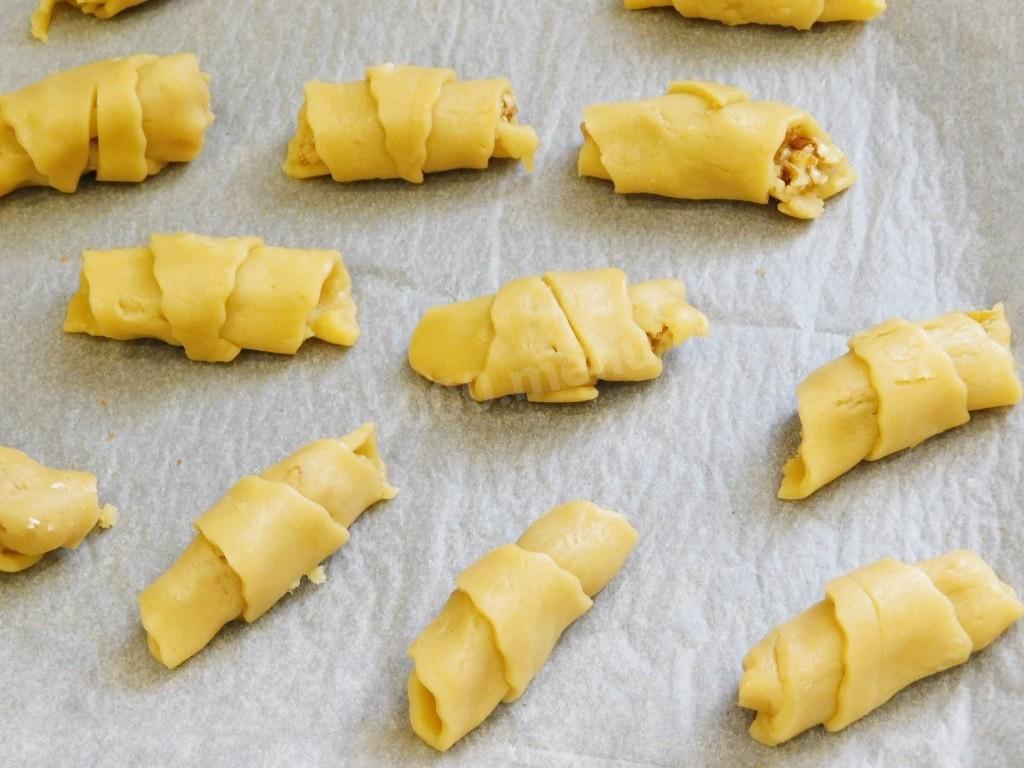 Шаг 8 приготовления Печенье рулетики на сметане с медом и орехами